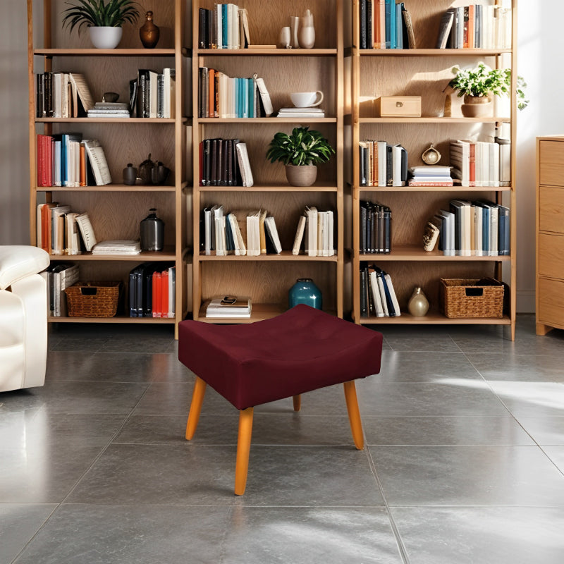 Puff Requinte Retangular com Pés Palito e Acabamento em Suede